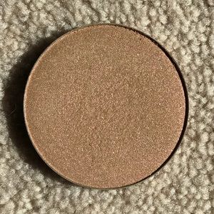 Anastasia Beverly Hills highlighter in Gumdrop